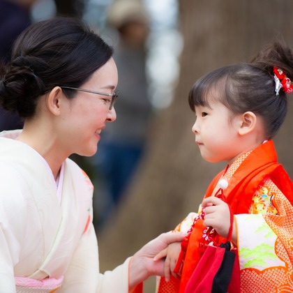 T.Matsumuraが出張撮影したShinohara Hachiman Jinja, 止まった鳥, ストリートファッションなどが写った「七五三＠篠原八幡神社」の家族写真