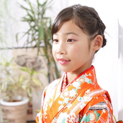 とりる写真室が出張撮影した襟, フラッシュ撮影, ジェスチャーなどが写った「キッズフォト」の家族写真