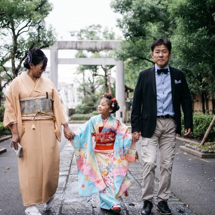 植村由理が出張撮影したストリートファッション, 753, 生物などが写った「七五三　＠神明社　横浜」の家族写真