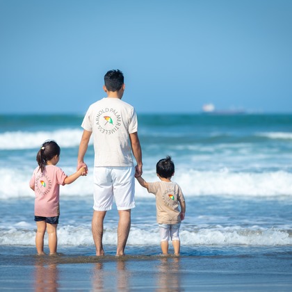 高橋 千尋が出張撮影したドラム, フラッシュ撮影, ビーチの人々などが写った「海」の家族写真