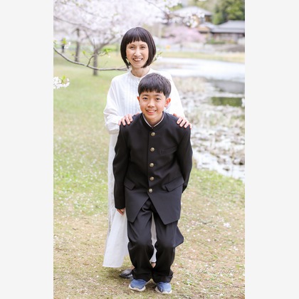 なかがわさとみが出張撮影した「中学校入学の日に桜と撮影」の家族写真