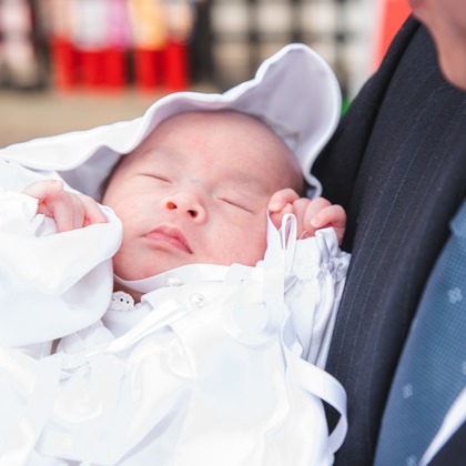 山下　剛が出張撮影したネクタイ, 赤ちゃん・幼児服, 慰めなどが写った「お宮参りの撮影」の家族写真