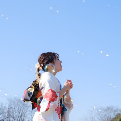 高夏写真店が出張撮影した荷物とバッグ, 記念写真, 家族写真が写った成人式撮影の写真