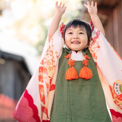 この写真は、出張撮影(家族写真(キッズ,ベビーフォト))のアルバム「下谷神社での七五三撮影」にある写真の1枚で、家族写真(キッズ,ベビーフォト)などが写っています。<br>「下谷神社での七五三撮影」では他にも:albumPhotoCount枚の家族写真を見ることができます。撮影者は鈴木香那枝です。カメラマンのプロフィールページで、家族写真(キッズ,ベビーフォト)撮影の口コミやおすすめコメントを見ることができます。
