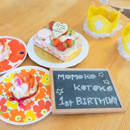 出張撮影サービス　kuro NICO cameraが出張撮影したケーキデコレーション用品, 立っている, オレンジなどが写った「岐阜県の双子ちゃん１歳バースデー」の家族写真