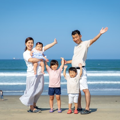 この写真は、出張撮影(家族写真(キッズ,ベビーフォト))のアルバム「海」にある写真の1枚で、家族写真(キッズ,ベビーフォト)などが写っています。<br>「海」では他にも:albumPhotoCount枚の家族写真を見ることができます。撮影者は高橋 千尋です。カメラマンのプロフィールページで、家族写真(キッズ,ベビーフォト)撮影の口コミやおすすめコメントを見ることができます。