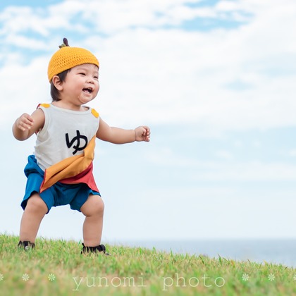 ゆのみふぉとが出張撮影した「芝生での一コマ」の家族写真