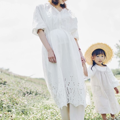 NISHIMURA AKINOBUが出張撮影したドレス, ジェスチャー, 自然の中の人々などが写った「家族フォト@二子玉川公園（東京都世田谷区）」の家族写真