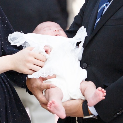 中井企画が出張撮影した挨拶, ネクタイ, 赤ちゃん・幼児服などが写った「お宮参り」の家族写真