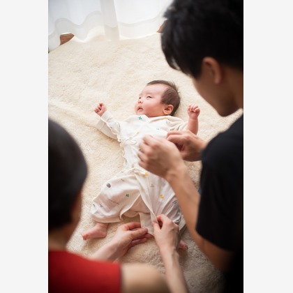竹部 祐樹が出張撮影したジェスチャー, 適応, 生物などが写った「ベビーフォト＠長崎市」の家族写真