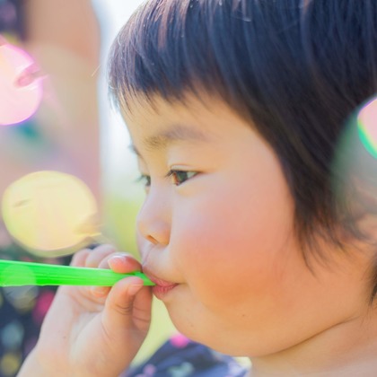 フォスタムが出張撮影した植物, 顔, 頬などが写った「春の公園で家族フォト」の家族写真