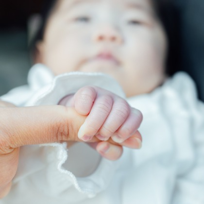 出張撮影くろさわが出張撮影したショール, 唯一, 裸足などが写った「お宮参り」の家族写真