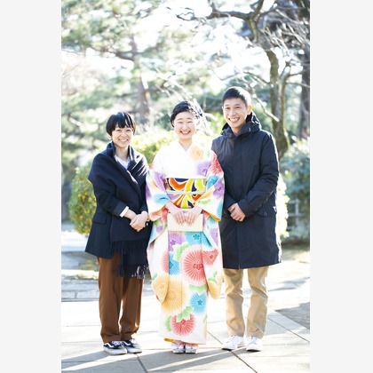 布川航太が出張撮影したラップ, フラッシュ撮影, ストリートファッションなどが写った「成人撮影」の家族写真