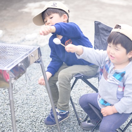 大塚由充が出張撮影した子供たちと遊ぶ, 子供たち, 食べるが写った家族写真の出張撮影の写真