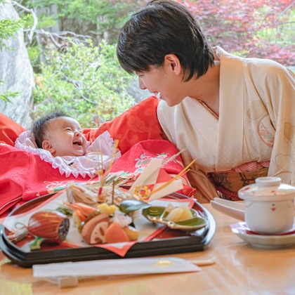 高木勇斗が出張撮影した「お食い初め」の家族写真