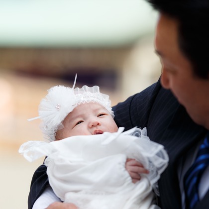 中井企画が出張撮影した挨拶, ネクタイ, 赤ちゃん・幼児服などが写った「お宮参り」の家族写真