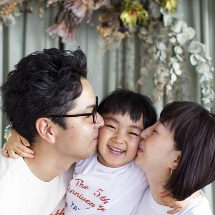 Hamuこども写真館が出張撮影したジェスチャー, 自然の中の人々, 植木鉢などが写った「大阪市　西区　バースデーフォト」の家族写真