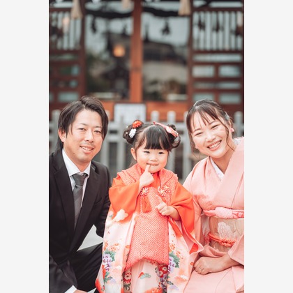 伊藤雄太写真館が出張撮影した自然の中の人々, 幸福, 黒髪などが写った「七五三フォト」の家族写真