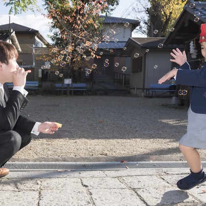 A&Y写真OFFICEが出張撮影した荷物とバッグ, シンボル, バックパックなどが写った「家族写真」の家族写真