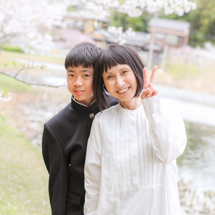 なかがわさとみが出張撮影した「中学校入学の日に桜と撮影」の家族写真