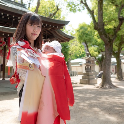 ～laftam～photo ラフタムが出張撮影したお宮参り, 肌, 鳥居などが写った「お宮参り撮影　大阪天満宮」の家族写真