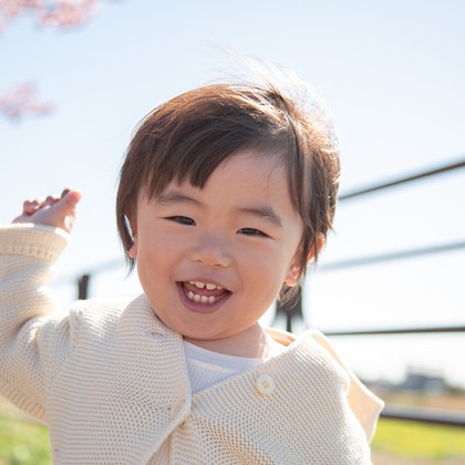 ゆのみふぉとが出張撮影した自然の中の人々, 手をつないで, 友情などが写った「桜とお写真」の家族写真
