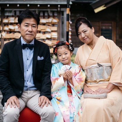 植村由理が出張撮影したストリートファッション, 753, 生物などが写った「七五三　＠神明社　横浜」の家族写真