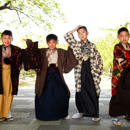 中井企画が出張撮影したKishiwada Castle, スポーツユニフォーム, 分かち合うなどが写った「ハーフ成人式」の家族写真