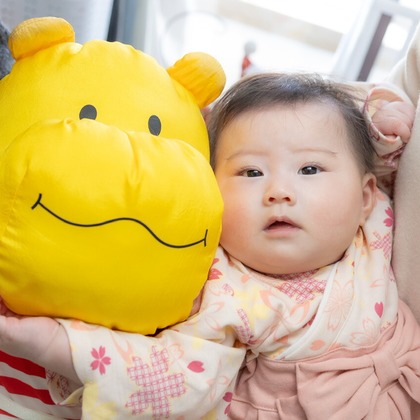 大森光太郎・K-PHOTOが出張撮影した赤ちゃん・幼児服, 分かち合う, フラッシュ撮影などが写った「家族写真撮影」の家族写真