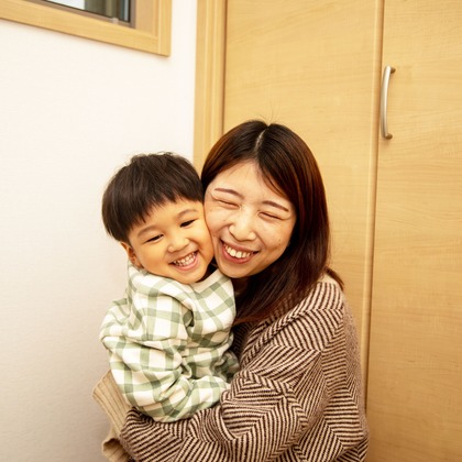 岩坪眞一郎が出張撮影した慰め, 食器, ソファーなどが写った「一歳の誕生日記念」の家族写真