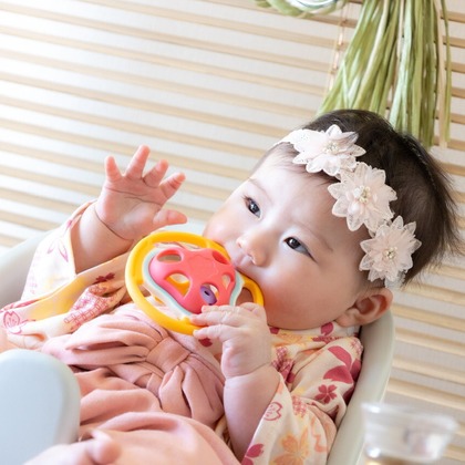 大森光太郎・K-PHOTOが出張撮影した赤ちゃん・幼児服, 分かち合う, フラッシュ撮影などが写った「家族写真撮影」の家族写真