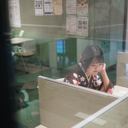 この写真は、出張撮影(家族写真(キッズ,ベビーフォト))のアルバム「大学の卒業式」にある写真の1枚で、家族写真(キッズ,ベビーフォト)などが写っています。<br>「大学の卒業式」では他にも:albumPhotoCount枚の家族写真を見ることができます。撮影者はHyggest  photographyです。カメラマンのプロフィールページで、家族写真(キッズ,ベビーフォト)撮影の口コミやおすすめコメントを見ることができます。