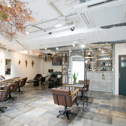 德永三千代が撮影した「ショップ・サロン」の写真