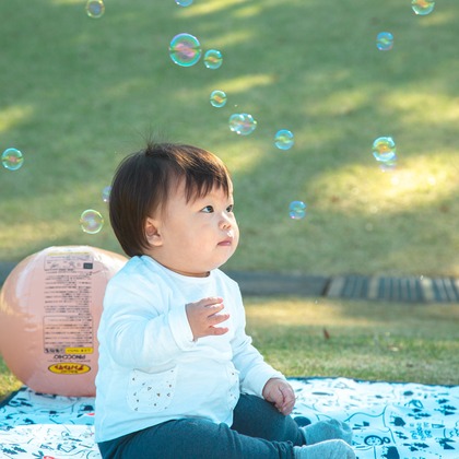 ゆのみふぉとが出張撮影した「芝生での一コマ」の家族写真