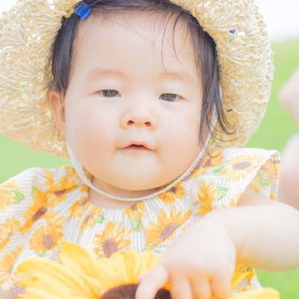 ゆのみふぉとが出張撮影した「芝生での一コマ」の家族写真