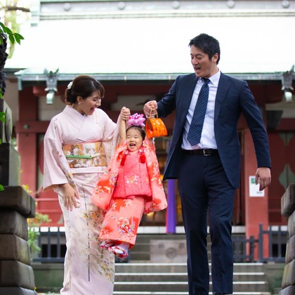 T.Matsumuraが出張撮影したカエデの葉, 振袖, 立っているなどが写った「お宮参り(着物)&七五三＠大森熊野神社」の家族写真