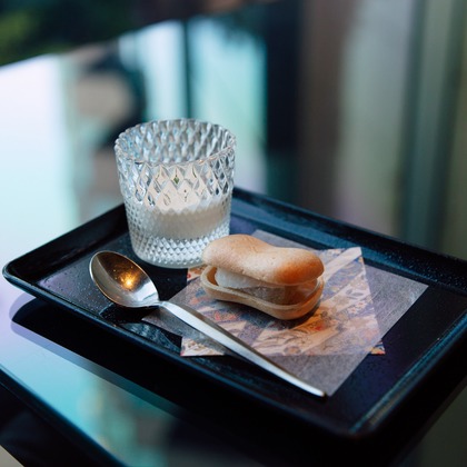 NAGASHIMA Photographyが出張撮影したお食い初め, 一眼レフカメラ, 脚付きグラスなどが写った「お食い初め＠椿山荘」の家族写真