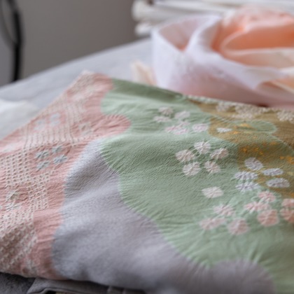 ミヤタカズコが出張撮影したフラッシュ撮影, 自然の中の人々, ショルダーなどが写った「卒業」の家族写真