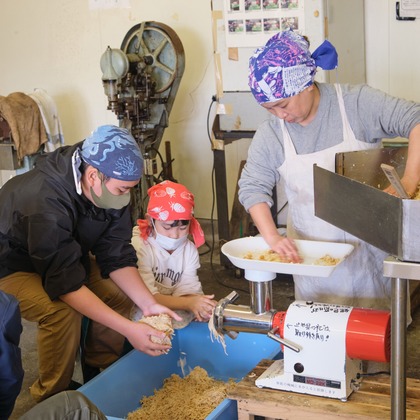 中村將一写真事務所が出張撮影した「味噌作り仕込み」の家族写真