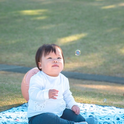 ゆのみふぉとが出張撮影した「芝生での一コマ」の家族写真