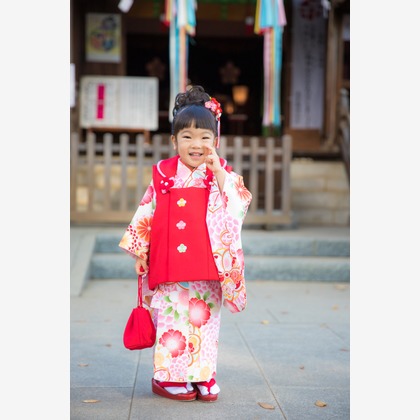 この写真は、出張撮影(家族写真(キッズ,ベビーフォト))のアルバム「七五三参り（3歳女の子）」にある写真の1枚で、家族写真(キッズ,ベビーフォト)などが写っています。<br>「七五三参り（3歳女の子）」では他にも:albumPhotoCount枚の家族写真を見ることができます。撮影者はせきぐち あつしです。カメラマンのプロフィールページで、家族写真(キッズ,ベビーフォト)撮影の口コミやおすすめコメントを見ることができます。