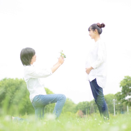 中井企画が出張撮影したフラッシュ撮影, シャツ, 家族一緒に写真を撮るなどが写った「マタニティカップルフォト」の家族写真