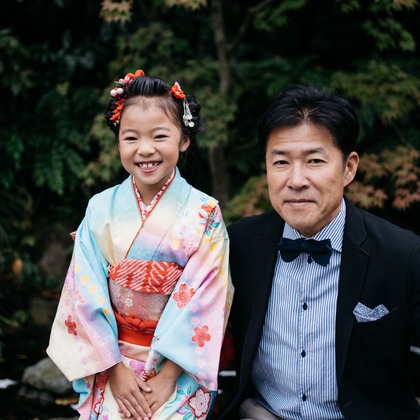 植村由理が出張撮影したストリートファッション, 753, 生物などが写った「七五三　＠神明社　横浜」の家族写真