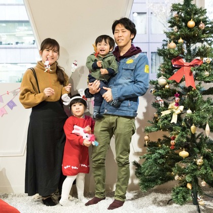 この写真は、出張撮影(家族写真(キッズ,ベビーフォト))のアルバム「クリスマス撮影会2」にある写真の1枚で、家族写真(キッズ,ベビーフォト)などが写っています。<br>「クリスマス撮影会2」では他にも:albumPhotoCount枚の家族写真を見ることができます。撮影者は髙栁豪志です。カメラマンのプロフィールページで、家族写真(キッズ,ベビーフォト)撮影の口コミやおすすめコメントを見ることができます。