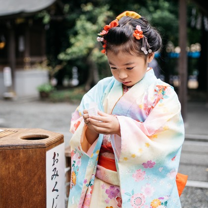 植村由理が出張撮影したストリートファッション, 753, 生物などが写った「七五三　＠神明社　横浜」の家族写真