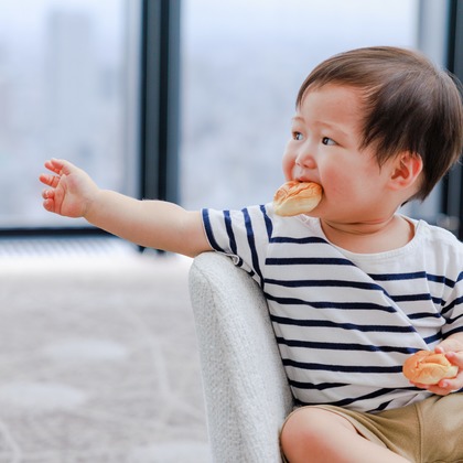 ちずカメラが出張撮影した赤ちゃん・幼児服, フラッシュ撮影, 慰めなどが写った「子供」の家族写真