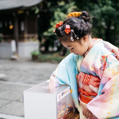 植村由理が出張撮影したストリートファッション, 753, 生物などが写った「七五三　＠神明社　横浜」の家族写真