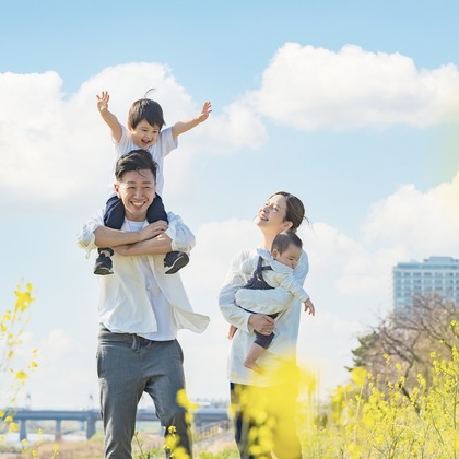 CREATIVE HOUSEが出張撮影したネクタイ, 分かち合う, フラッシュ撮影などが写った「ファミリーフォト出張撮影」の家族写真