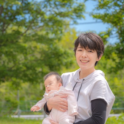 高木勇斗が出張撮影した屋外ベンチ, フラッシュ撮影, シャツなどが写った「親子」の家族写真