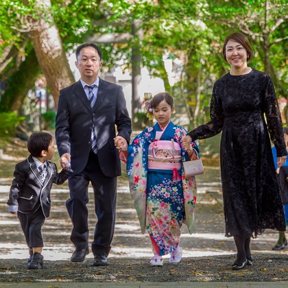 waka photoが出張撮影した自然の中の人々, 植物学, 植物が写った七五三フォトの写真